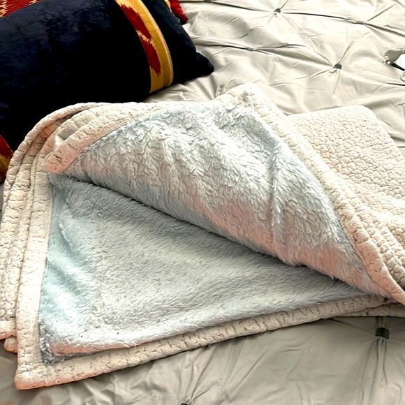Warm/soft blanket - Picture 2 of 4